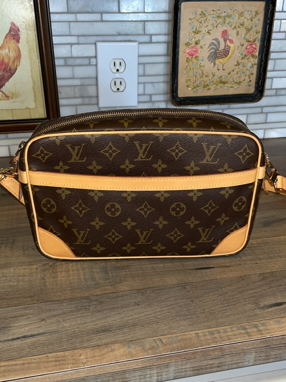👜 Louis Vuitton Brown Monogram Canvas Crossbody Bag 👜